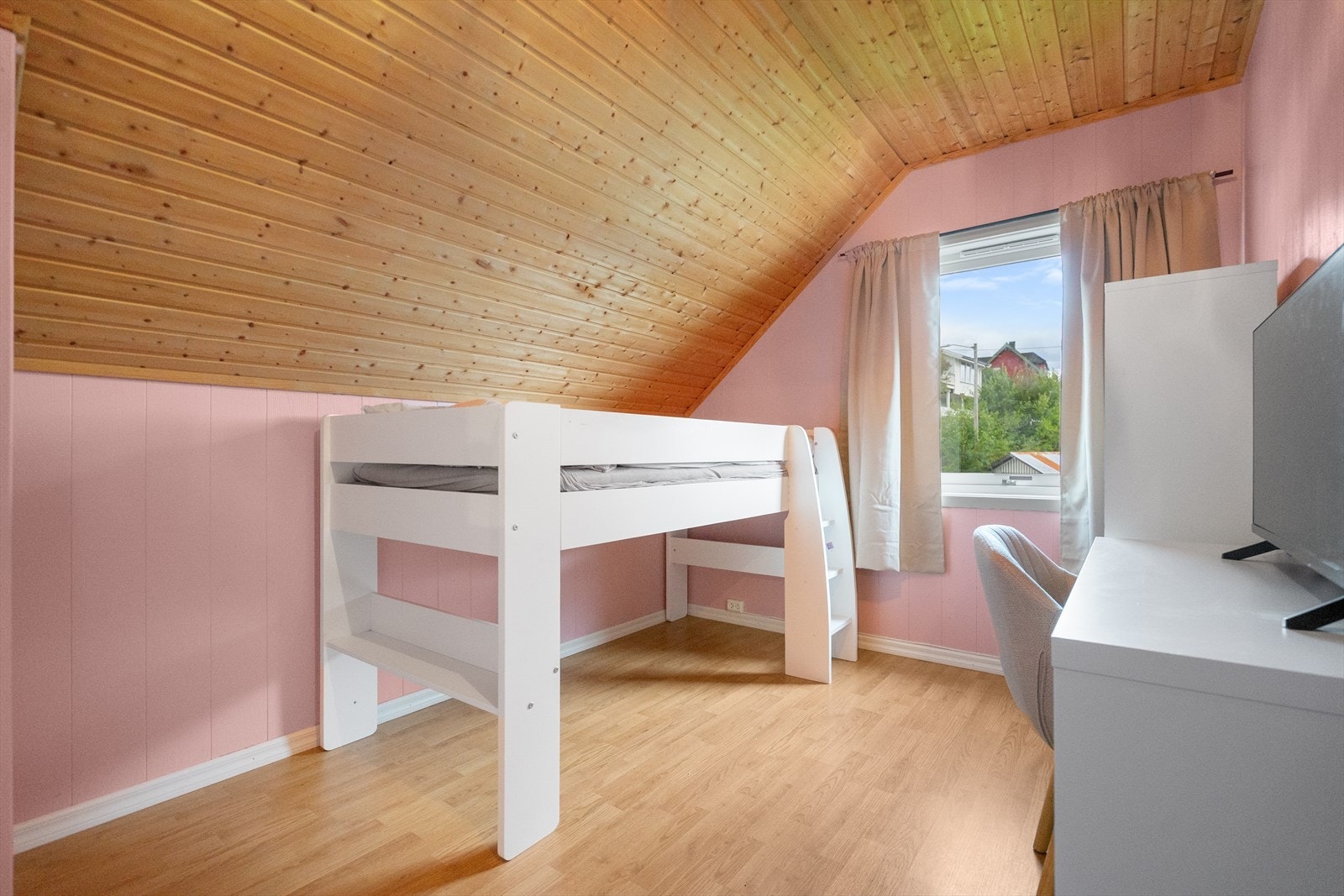 Soverom 4 - Et sjarmerende rom med god plass til både seng og skrivepult Galleribilde