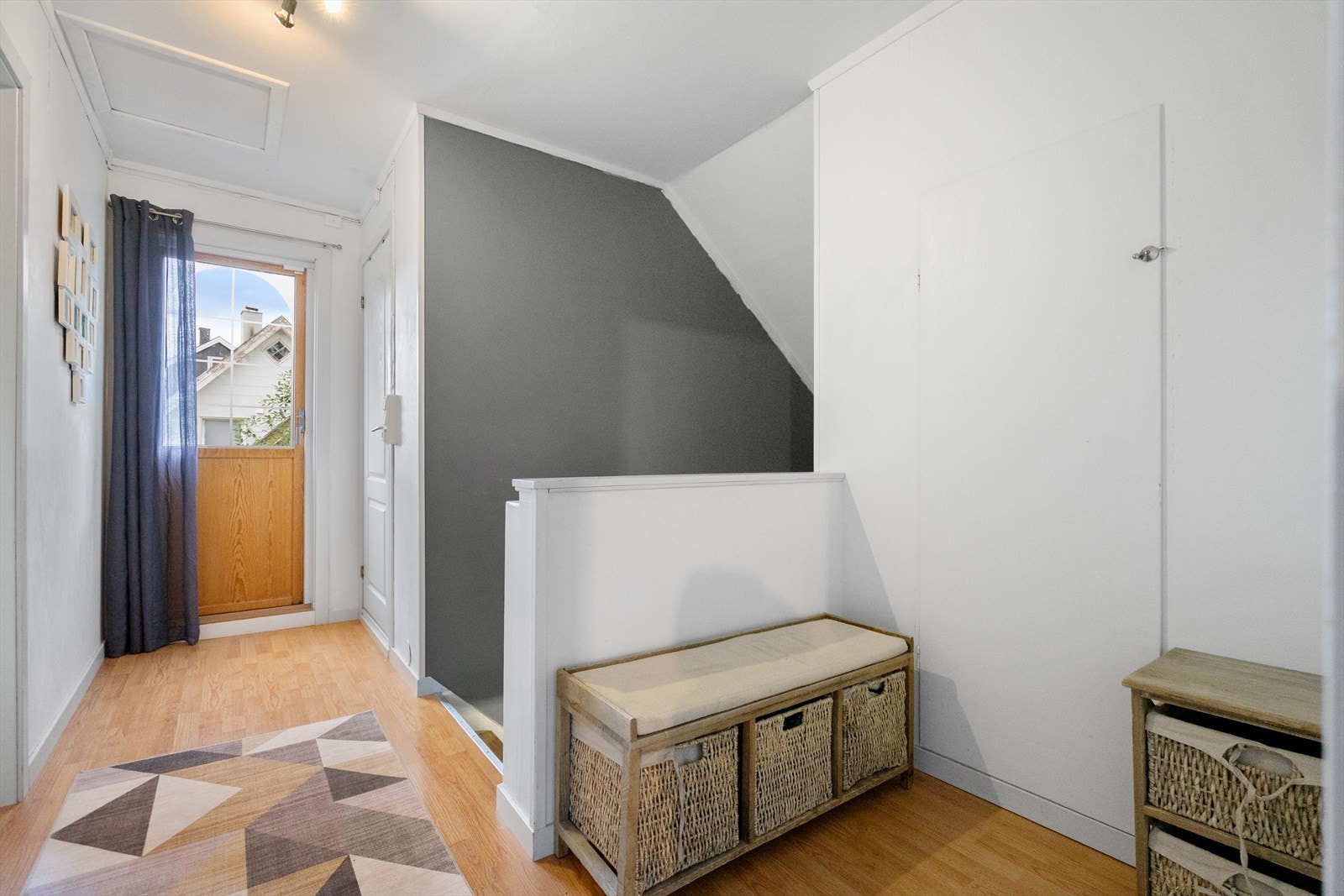 Fra gangen i 2.etasje er det utgang til en liten balkong, perfekt for et frisk pust i hverdagen Galleribilde