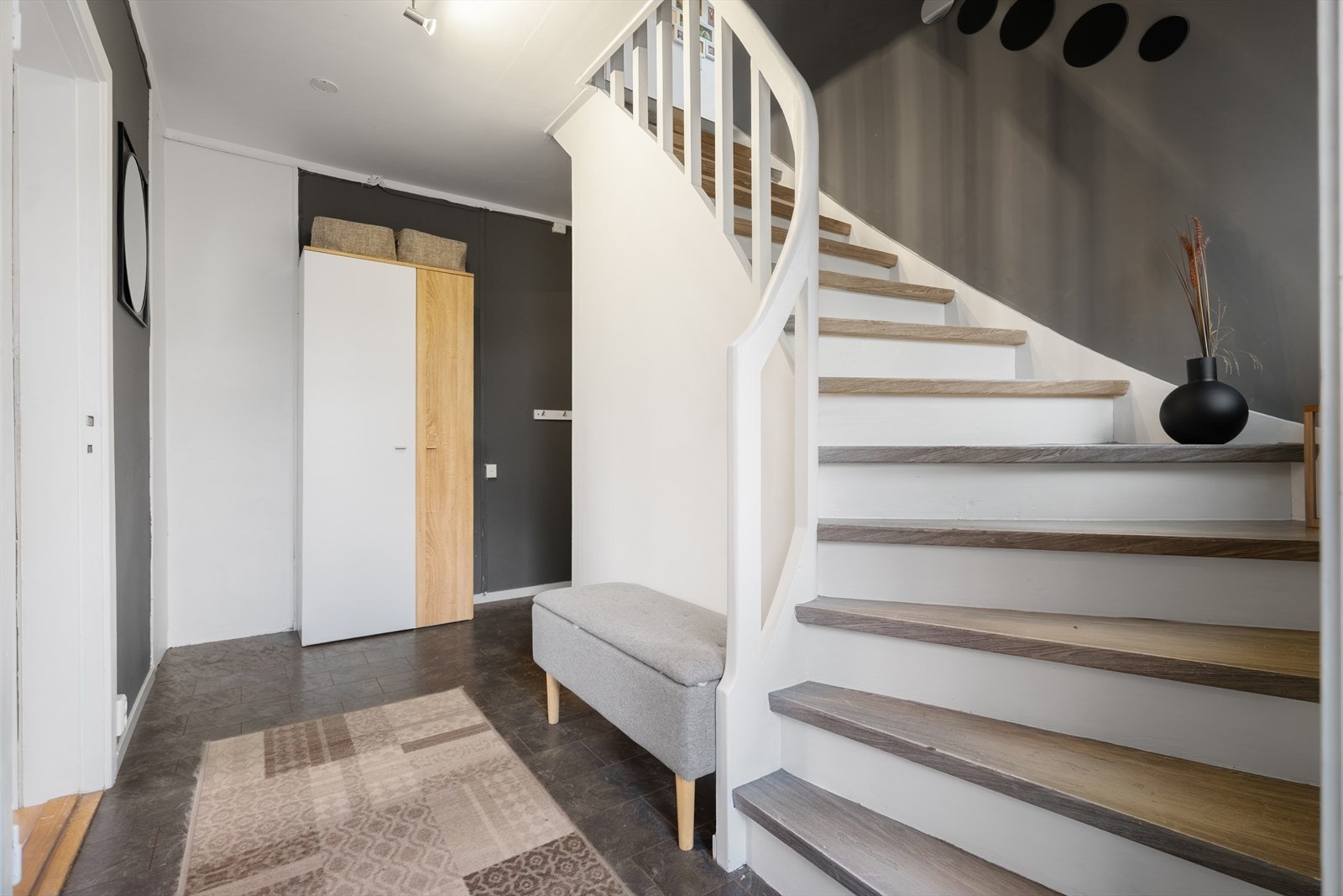 Stilfull trapp forbinder etasjene og skaper en fin overgang mellom etasjene Galleribilde