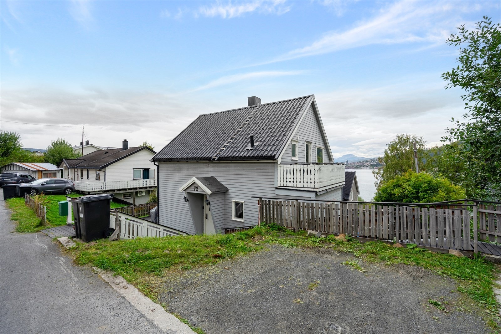 Eiendommen ligger fint til i et etablert boligområde, med gode solforhold og nydelig utsikt mot Narvik og fjellene rundt Galleribilde