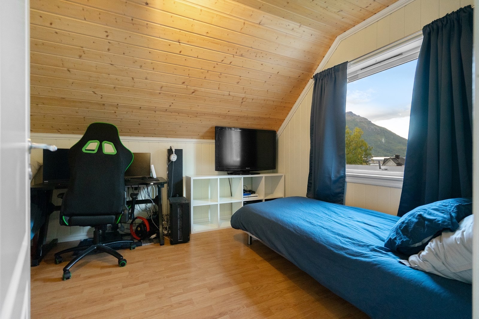 Soverom 3 - Soverommet har gode møbleringsmuligheter og rommet kan brukes som både soverom, kontor eller gjesterom Galleribilde