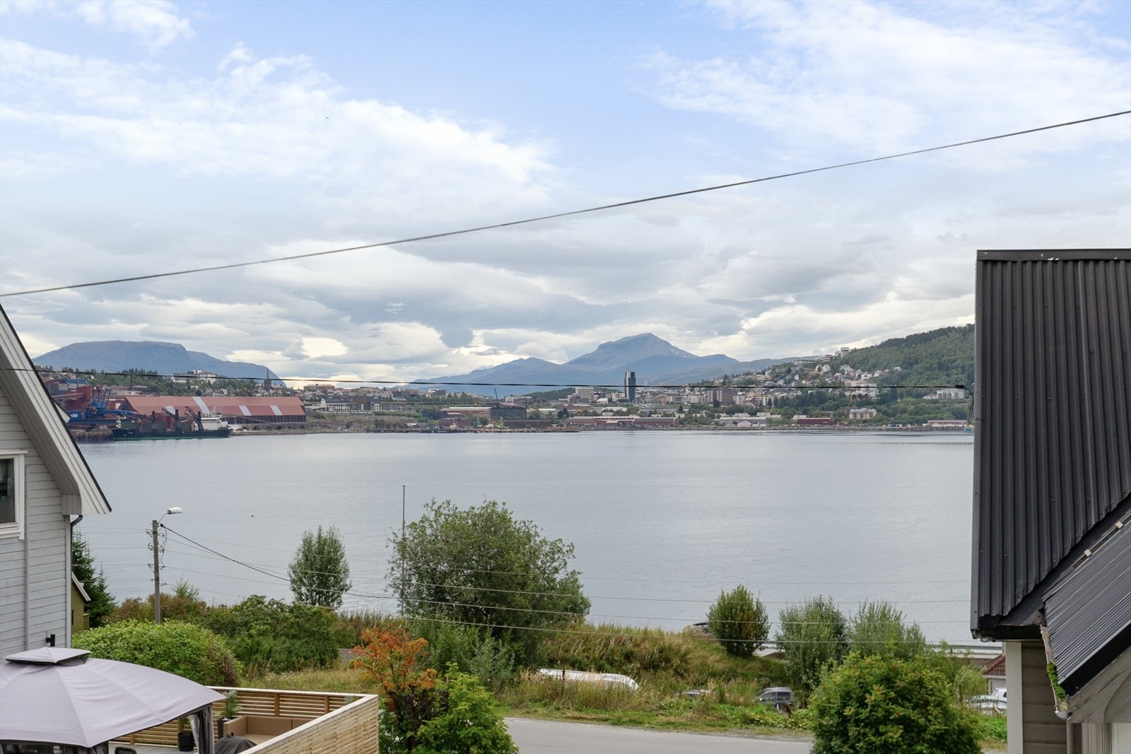 Fra eiendommen har man flott utsikt mot fjorden og byens nærområde Galleribilde