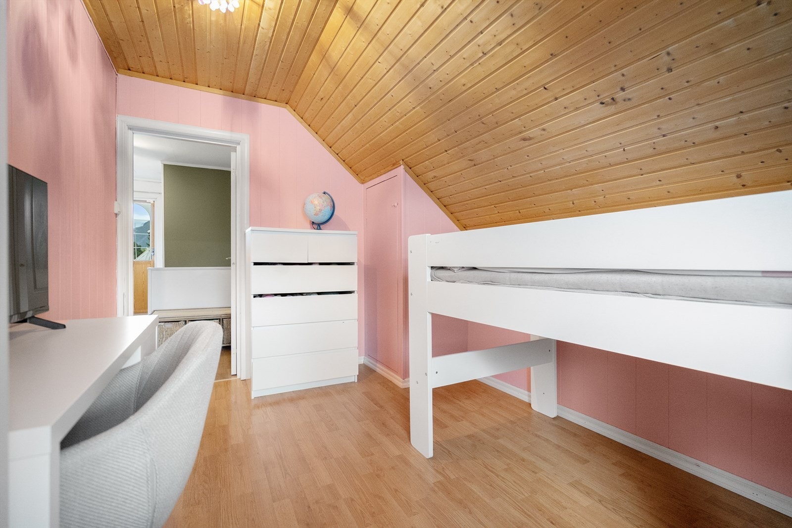 Soverom 4 - Skråtaket gir en lun atmosfære - ideelt som barnerom eller lekerom Galleribilde