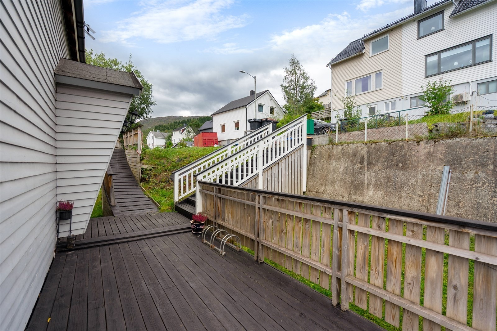 Praktisk adkomst med trapp og romslig terrasse som binder uteområdet sammen. Her får du en god flyt mellom inngang, hage og terrassedelene Galleribilde