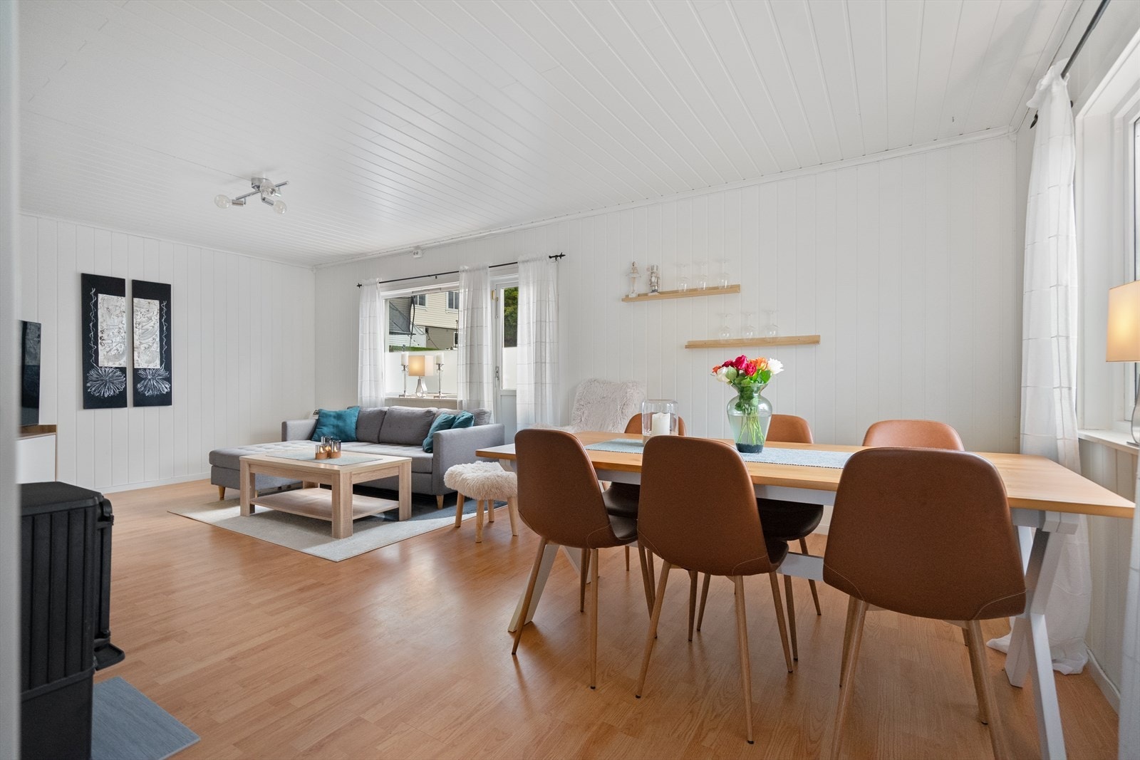 Luftig planløsning som gjør rommet lett å møblere og tilpasse etter behov - fra stue har du adkomst ut til verandaen Galleribilde