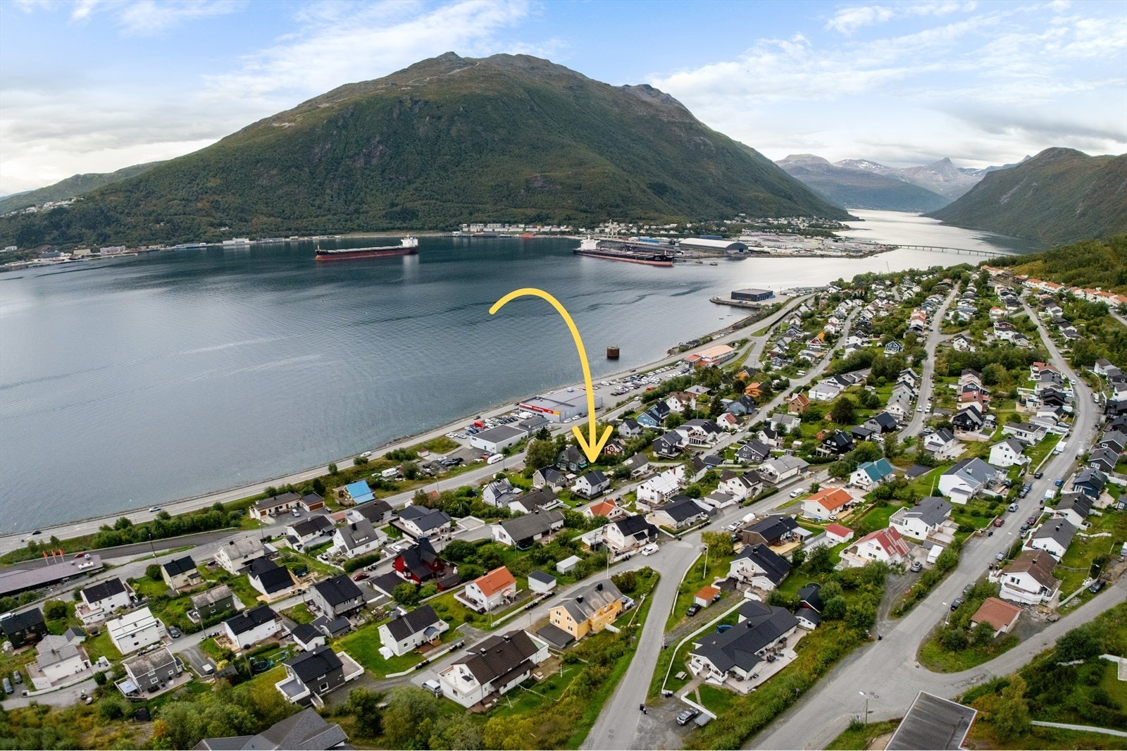 Fra luften ser man hvor godt boligen ligger til - enkel adkomst til E6, skole og barnehager. Her kombineres praktisk beliggenhet med naturskjønne omgivelser Galleribilde