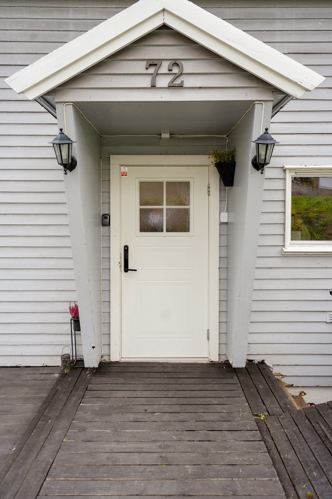 Inngangspartiet gir et ryddig førsteinntrykk med overbygg som skjermer mot vær og vind Galleribilde