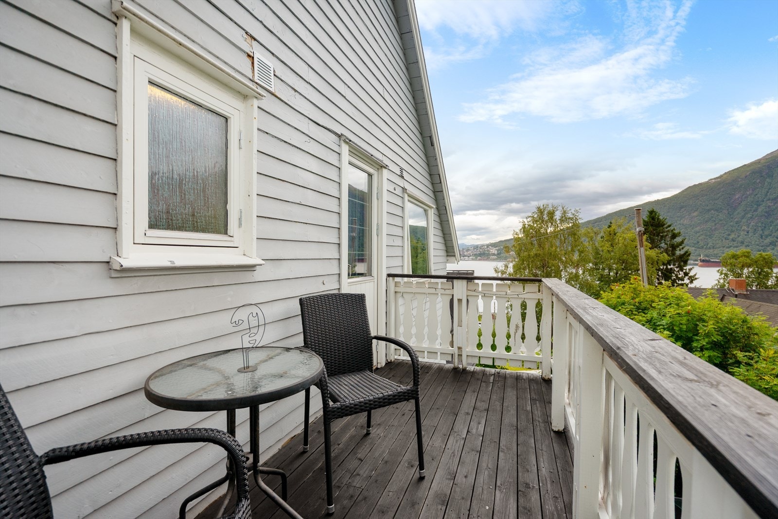 Balkong i 2. etasje - en lun plass for morgenkaffen eller en rolig stund på kvelden Galleribilde