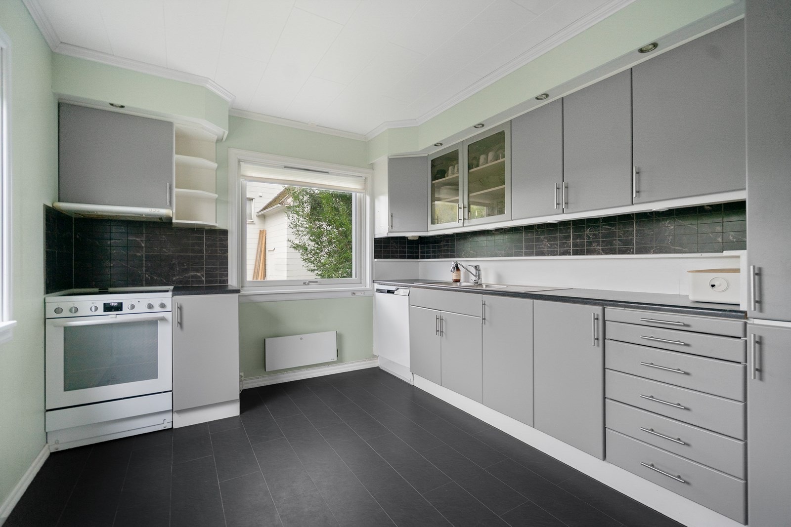 Et lyst og funksjonelt kjøkken som enkelt kan tilpasses ulike behov og ønsker Galleribilde