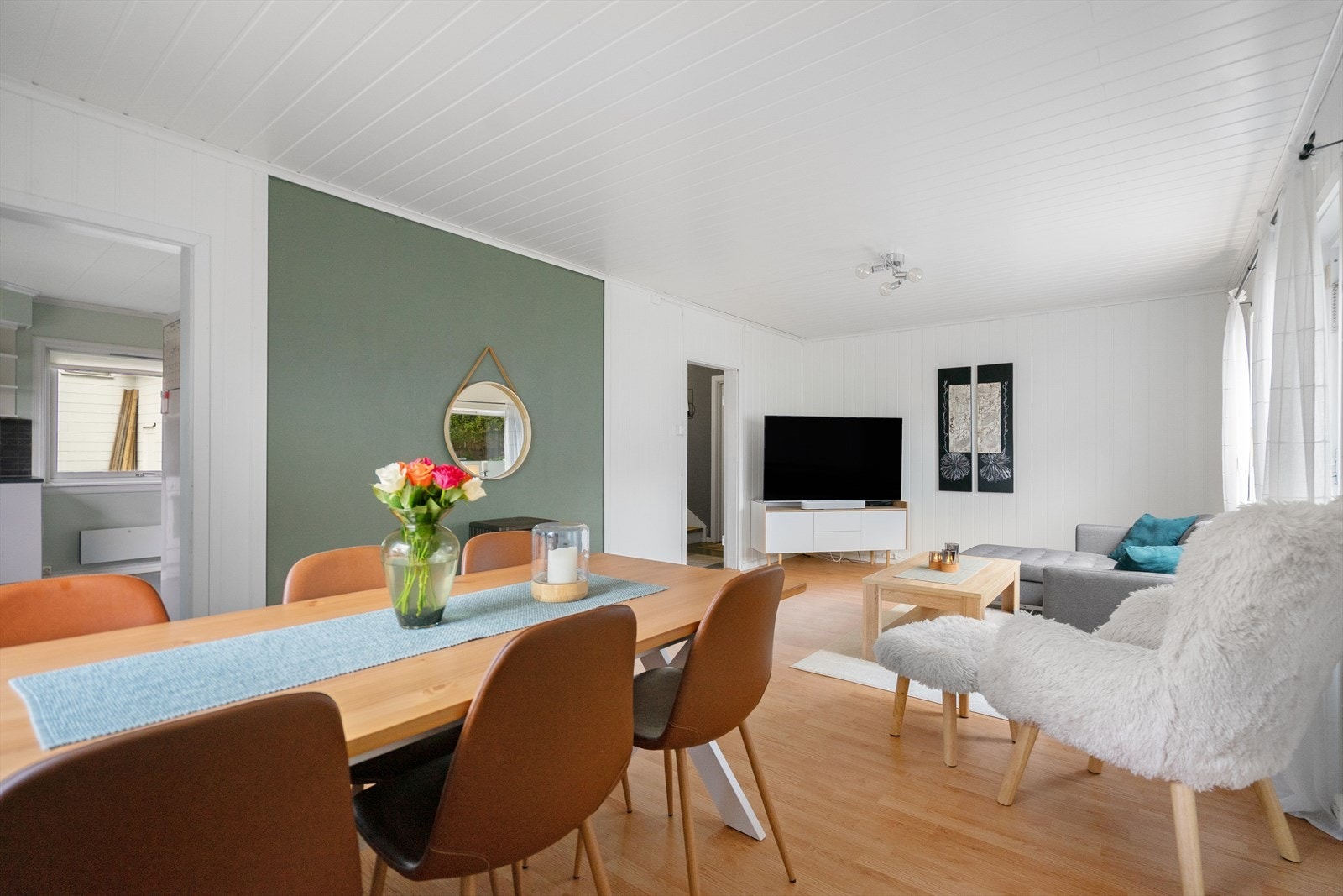 Sosial sone der kjøkken, spisestue og stue naturlig bindes sammen Galleribilde