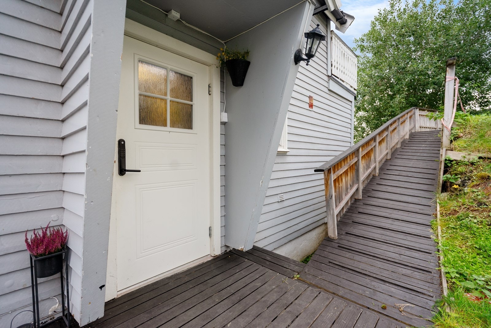 Fra parkering er det trapp ned til inngangspartiet Galleribilde