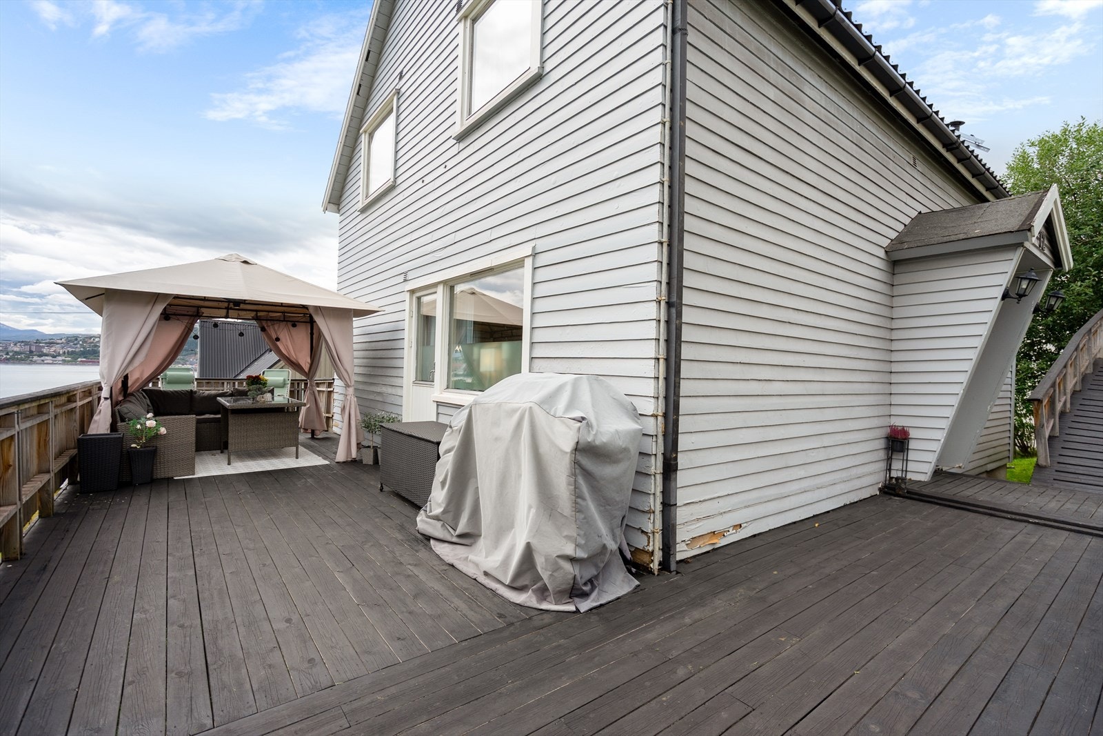 Romslig terrasse med god plass til både spise- og loungerområdet Galleribilde