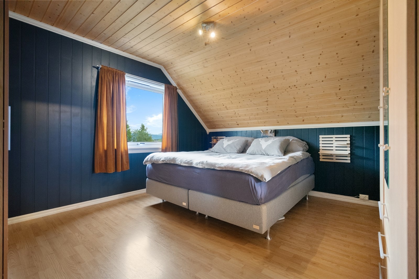 Soverom 2 - Romslig soverom med god takhøyde og koselig preg fra skråhimling Galleribilde
