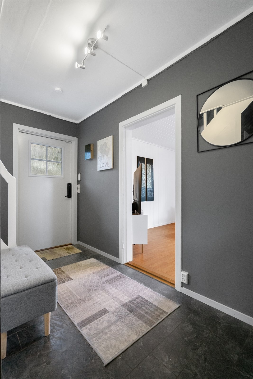 Fra gangen har du enkel adkomst til både stue, kjøkken og soverom - en naturlig velkomstsone i hjemmet Galleribilde