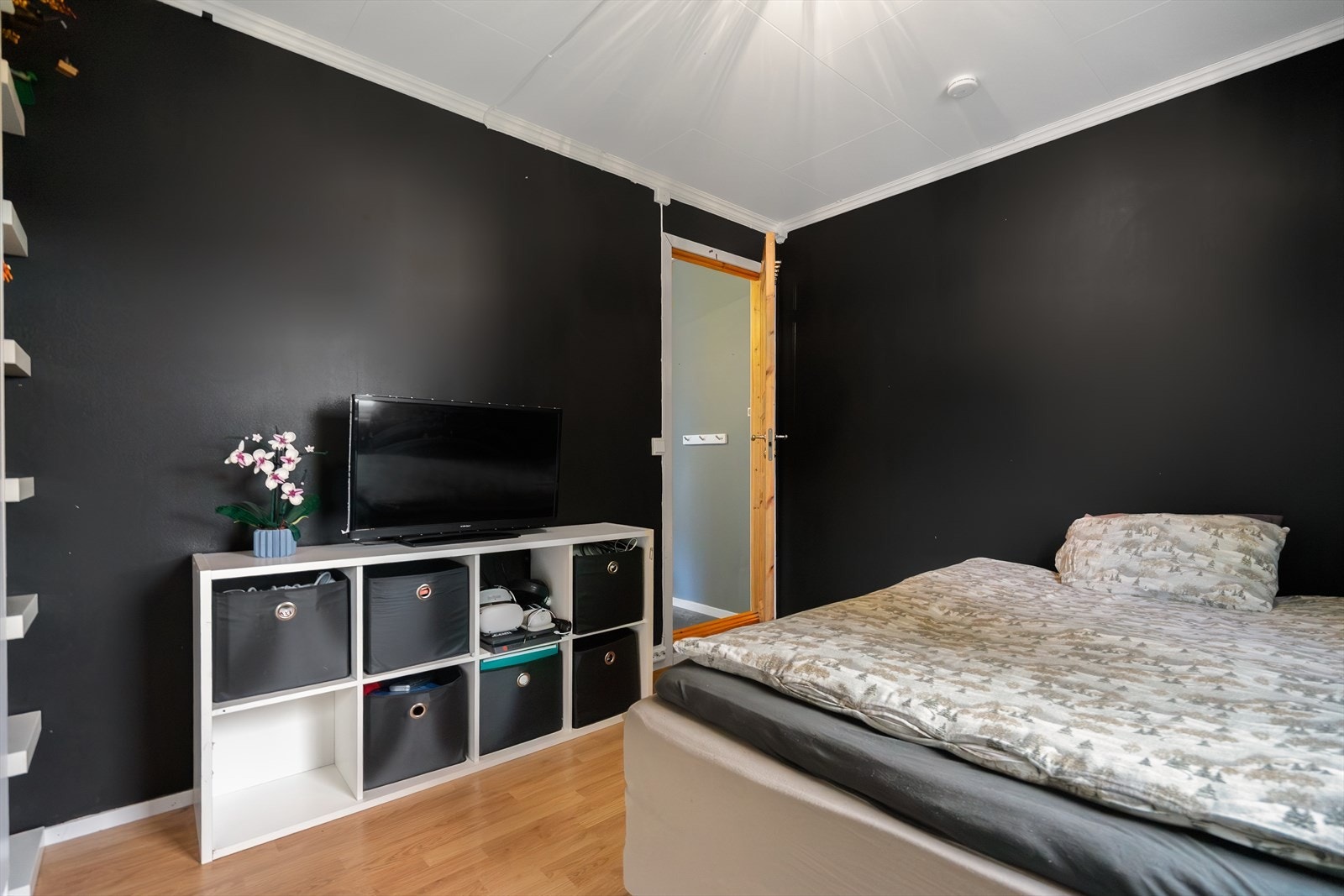 Soverom 1 - Rommet har en praktisk planløsning med plass til både oppbevaring og TV-løsning Galleribilde