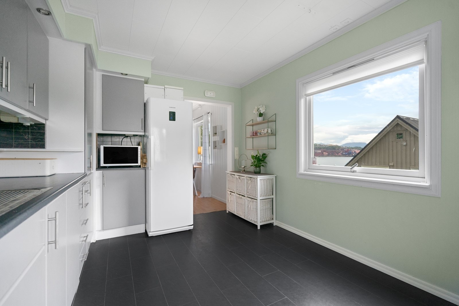 Her er det rom for både matlaging og en liten spiseplass, samtidig som man kan nyte utsikten Galleribilde