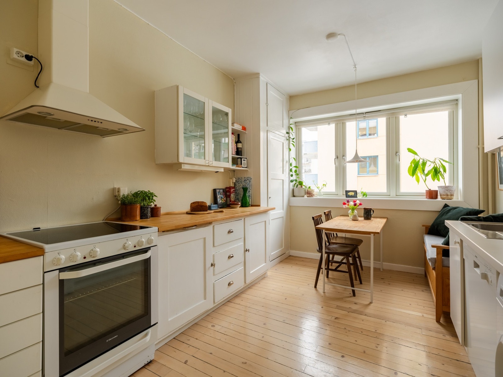 Vegg i vegg med stuen finner vi det romslige kjøkkenet. Galleribilde