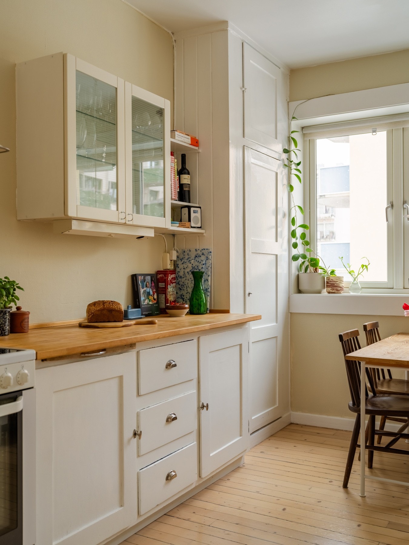 På denne siden har vi deler av den originale kjøkkeninnredningen, frittstående komfyr og god lagring i høyskap. Galleribilde