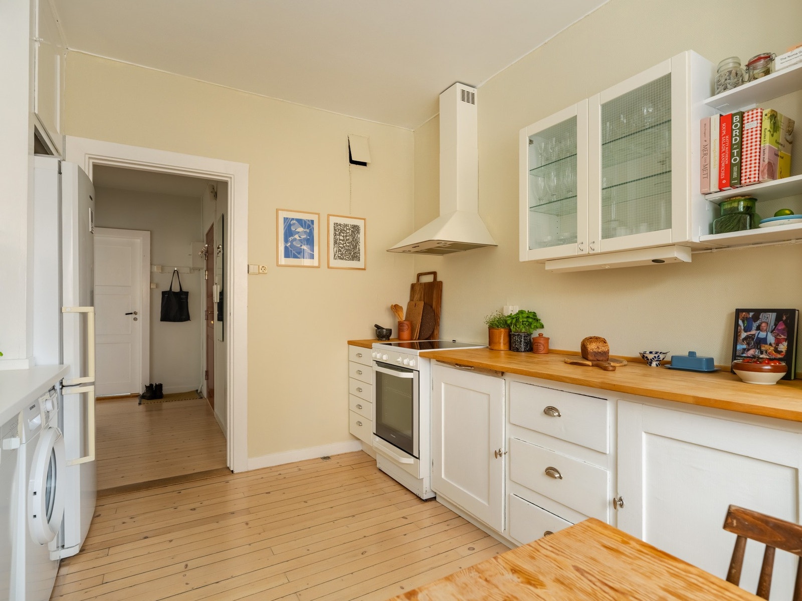 Rommet er luftig og det orginale tregulvet går også igjen her. Den lyse fargepaletten gir rommet en lun og hjemmekoselig følelse. Galleribilde