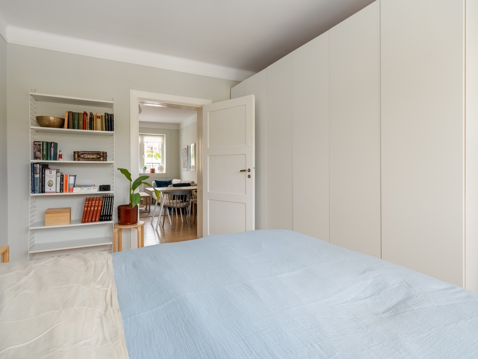 Garderobeskapene følger også med i salget. Galleribilde