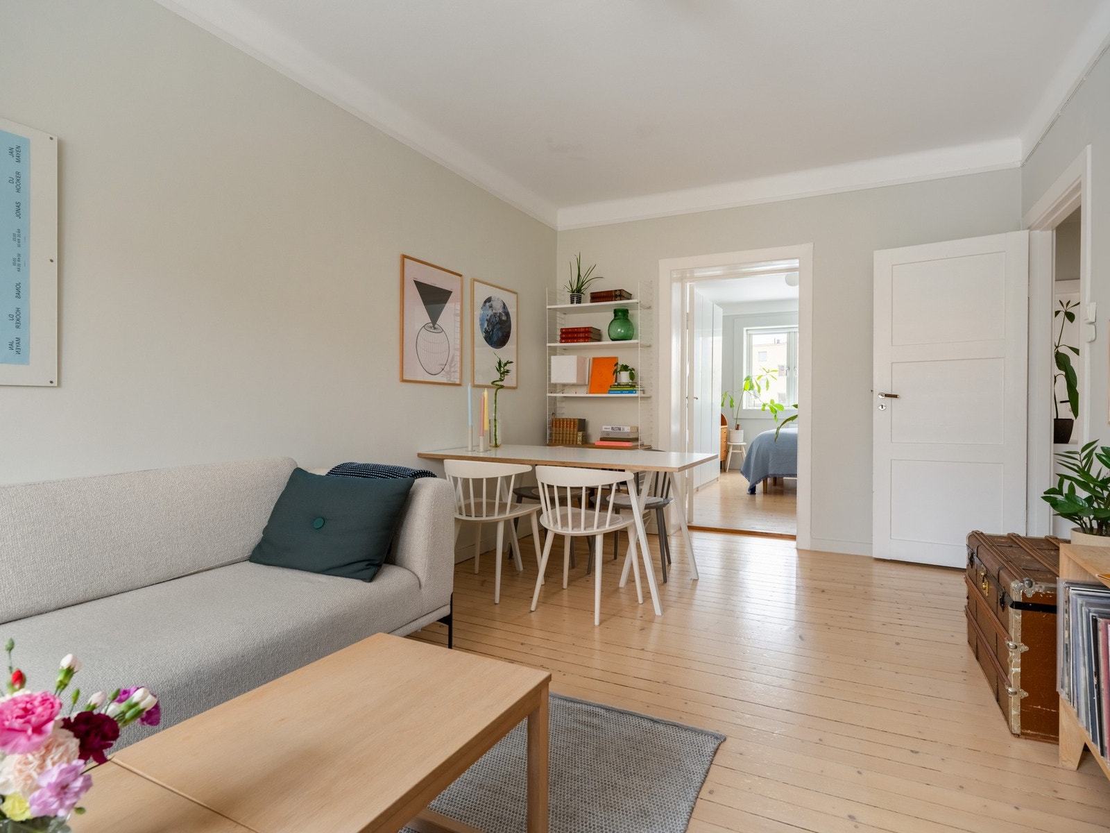 Størrelsen på rommet gir bra med plass til både sofagruppe og spisebord. Galleribilde