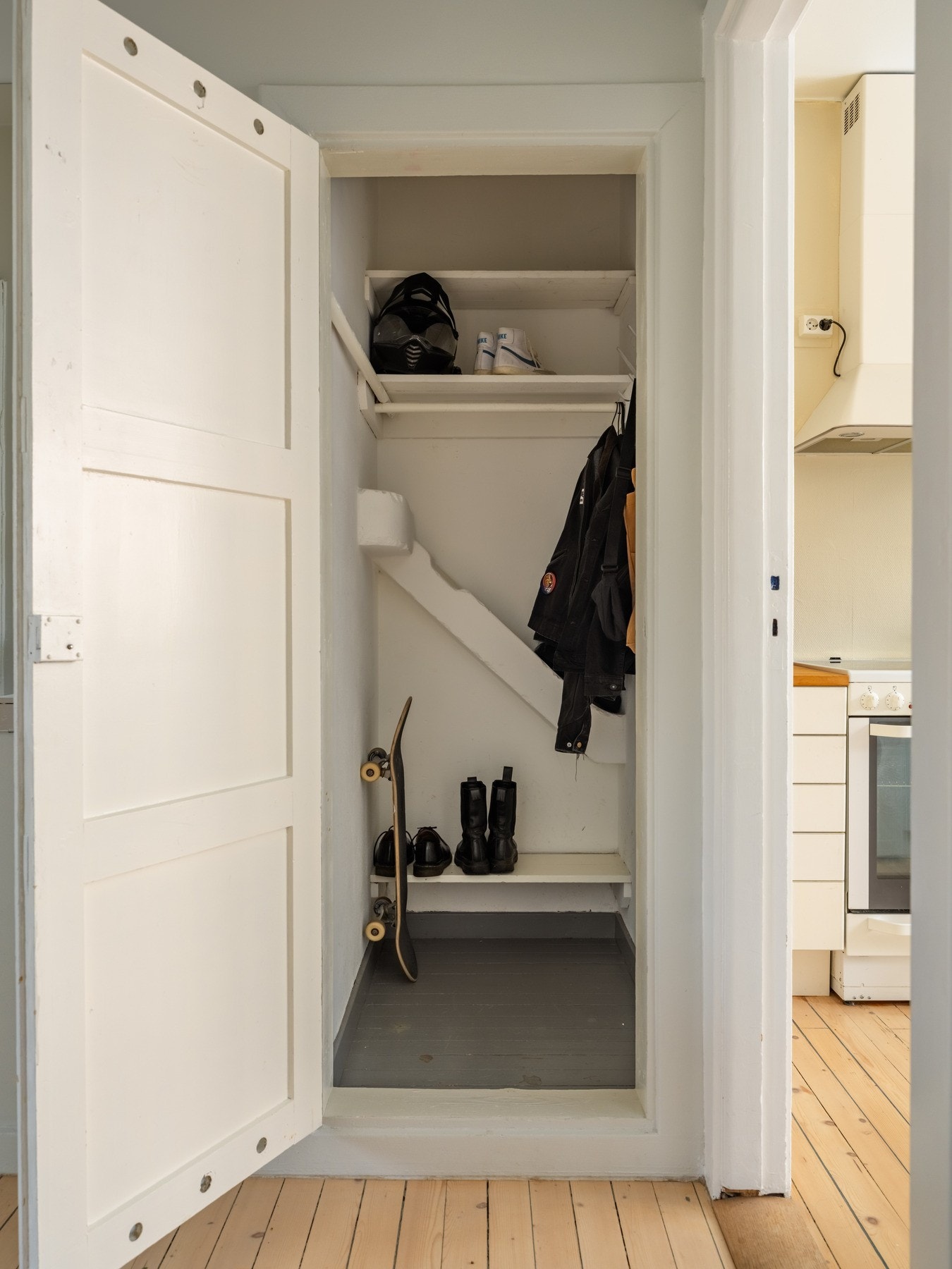 Her finner vi også et praktisk kott, som gir plass til oppheng og lagring. Galleribilde