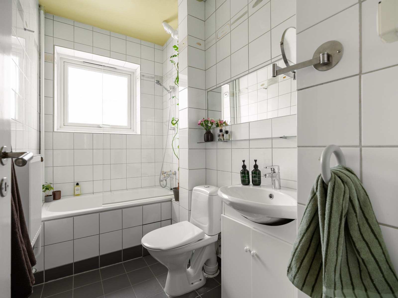 Det er pent flislagt med toalett, badekar og servantskap. Det er verdt å merke seg at varmtvann er inkludert i husleien. Galleribilde