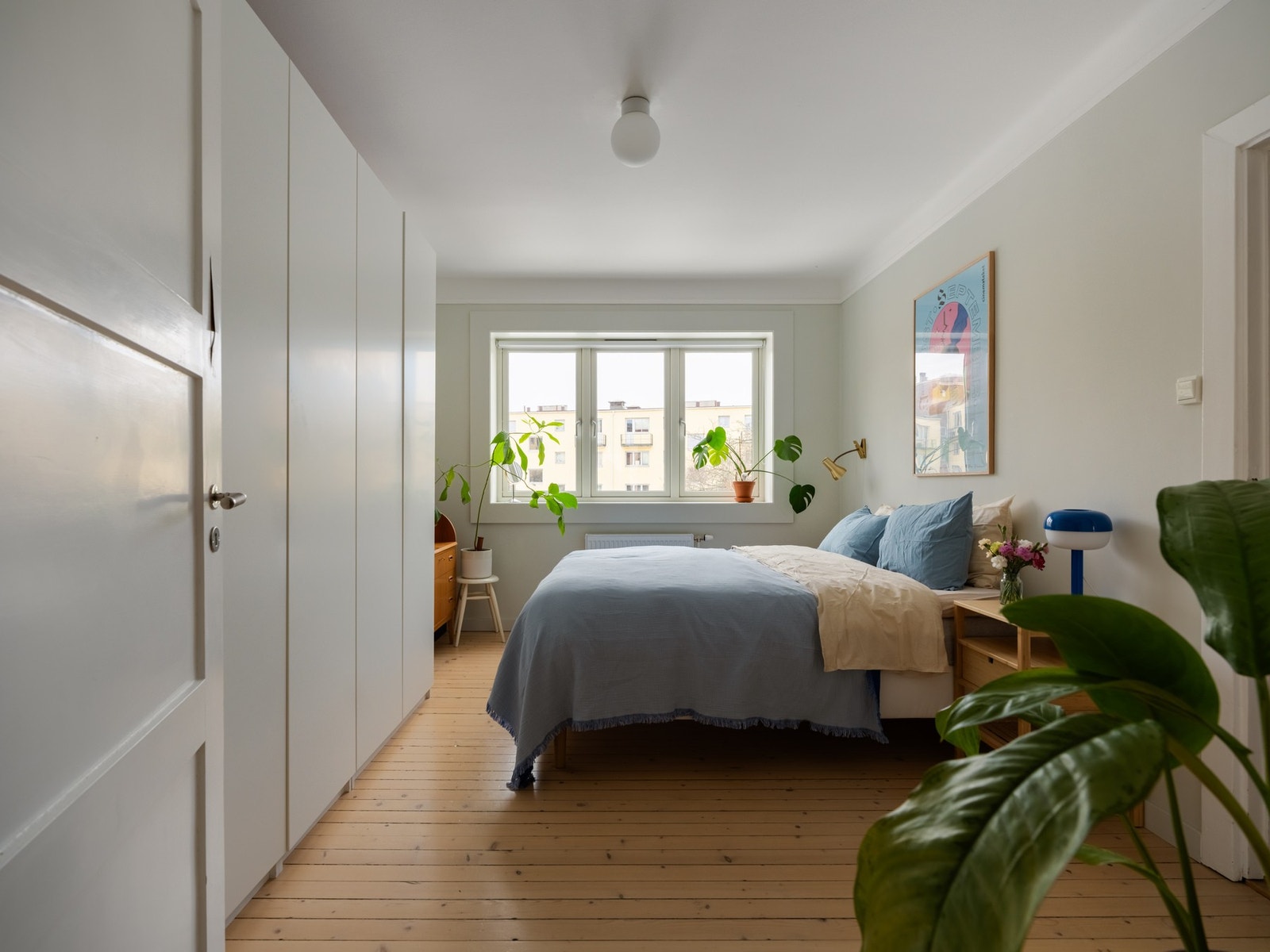 Leiligheten har en gjennomgående og god planløsning, i tillegg til en svært god intern beliggenhet i byggets 2. etasje. Galleribilde