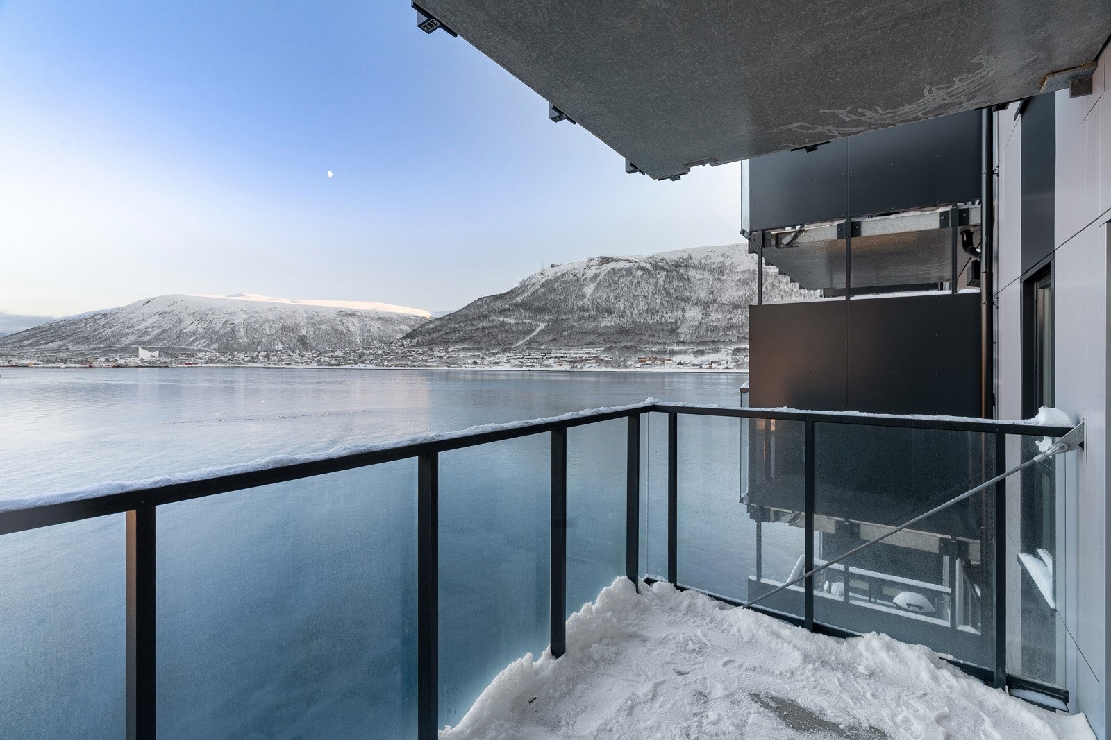 Moderne 2-roms selveier helt ytterst i sundet i 4.etasje. Galleribilde