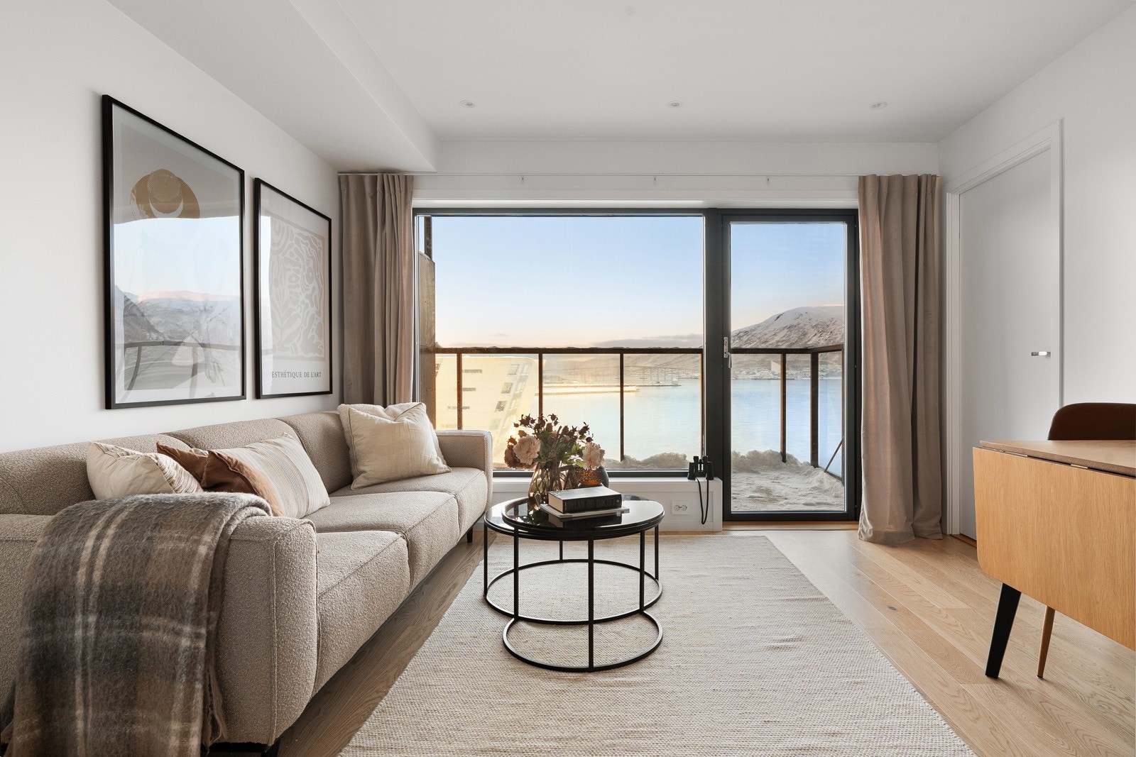 Spektakulær utsikt mot sentrum, Tromsøysundet og fastlandet! Galleribilde