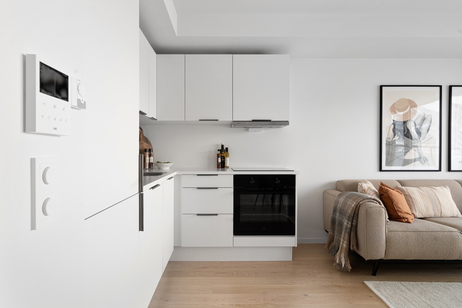 Kjøkkenet har rikelig med skap- og benkeplass. Galleribilde