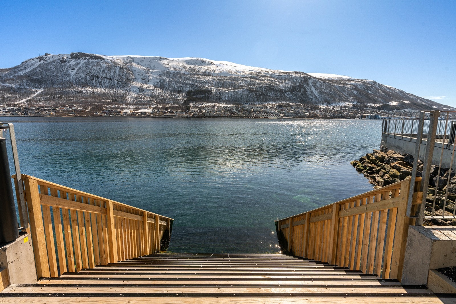Flotte uteområder med sjøtrapp for bading og utsett av kajakk. Galleribilde