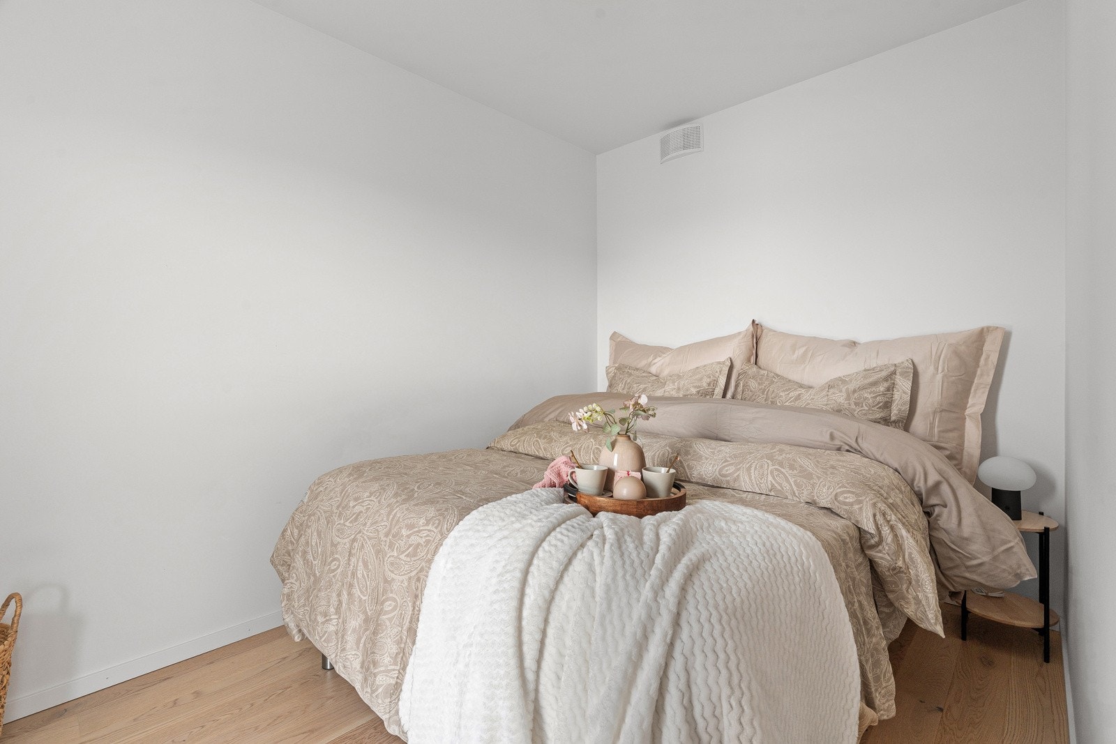 Soverom med god plass til stor seng og nattbord. Galleribilde