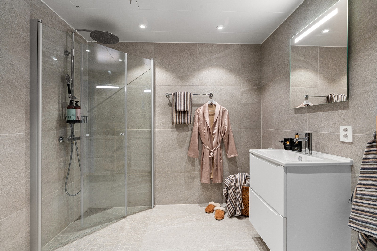 Delikat bad med 60x60 flis, dusjhjørne med innfellbare dusjvegger og downlights i himling. Galleribilde