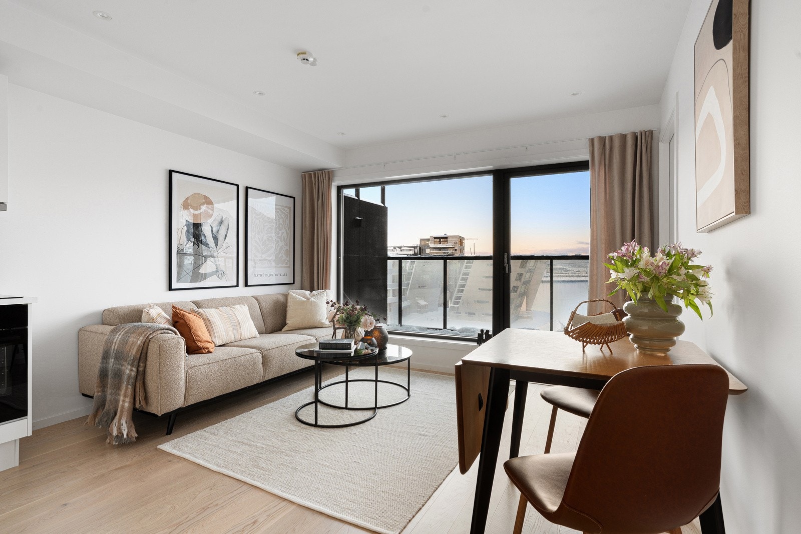 Lys og moderne stue. Galleribilde