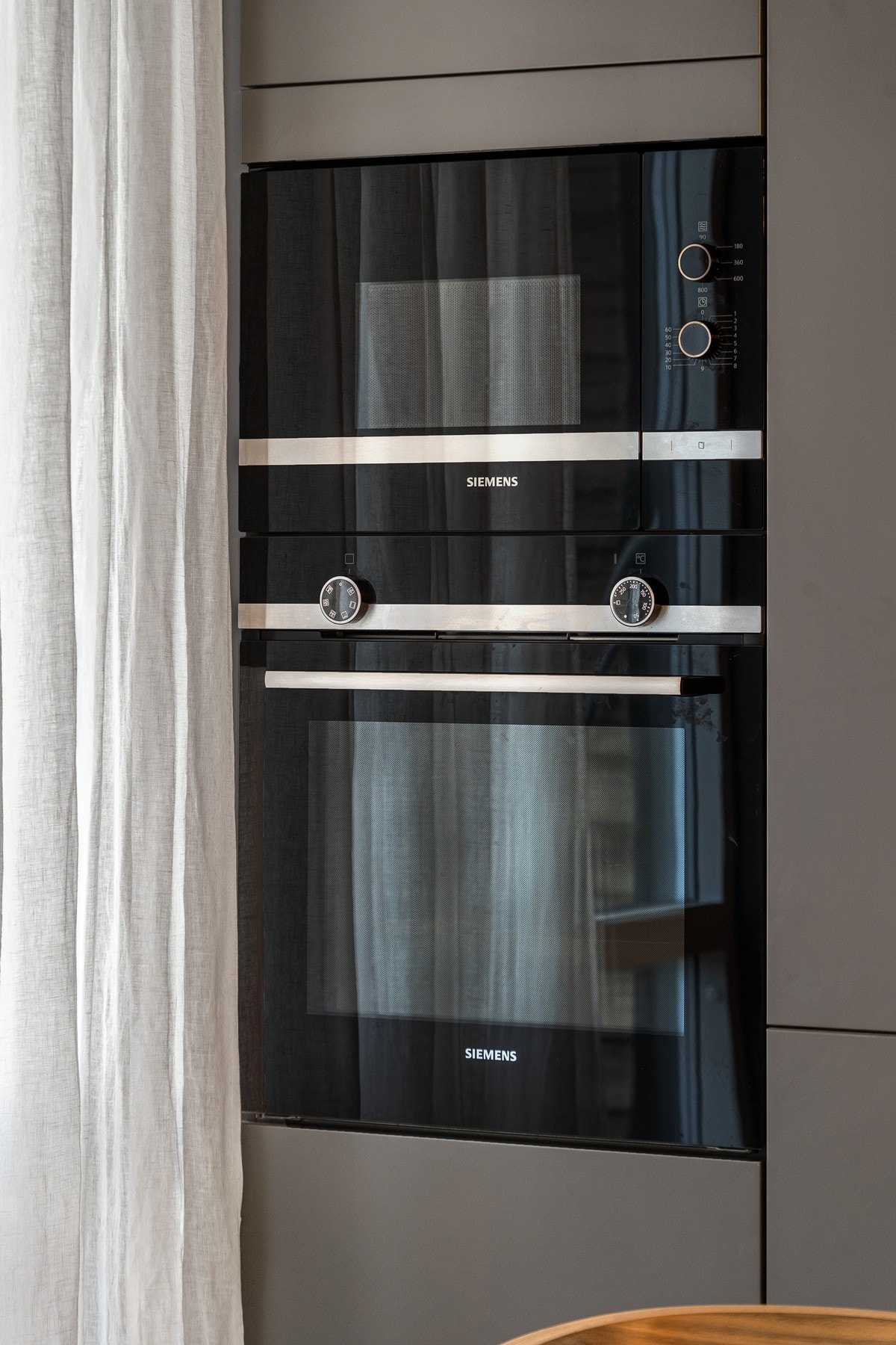 Kjøkkenet er utstyrt med integrert stekeovn, mikrobølgeovn, induksjonstopp, kombinert kjøl/frys, oppvaskmaskin og ventilator. Løsningen er gjennomtenkt og tilpasset både hverdag og selskap. Galleribilde