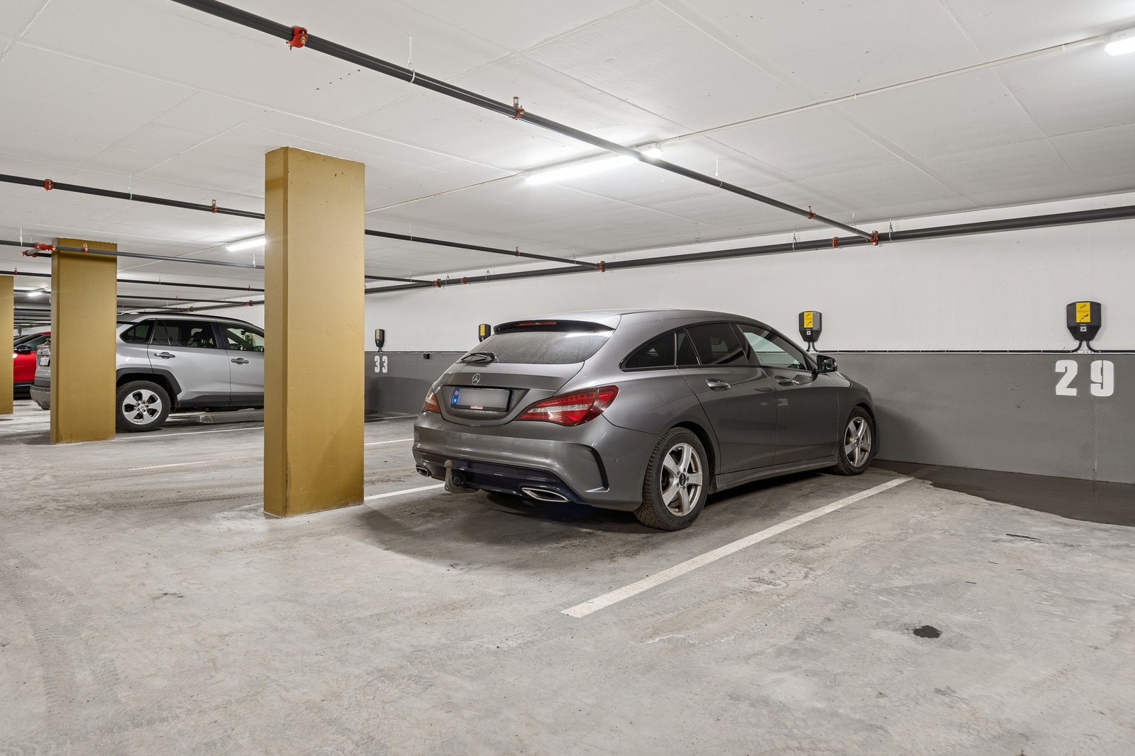 Egen biloppstillingsplass med elbil-lader i felles garasjeanlegg Galleribilde