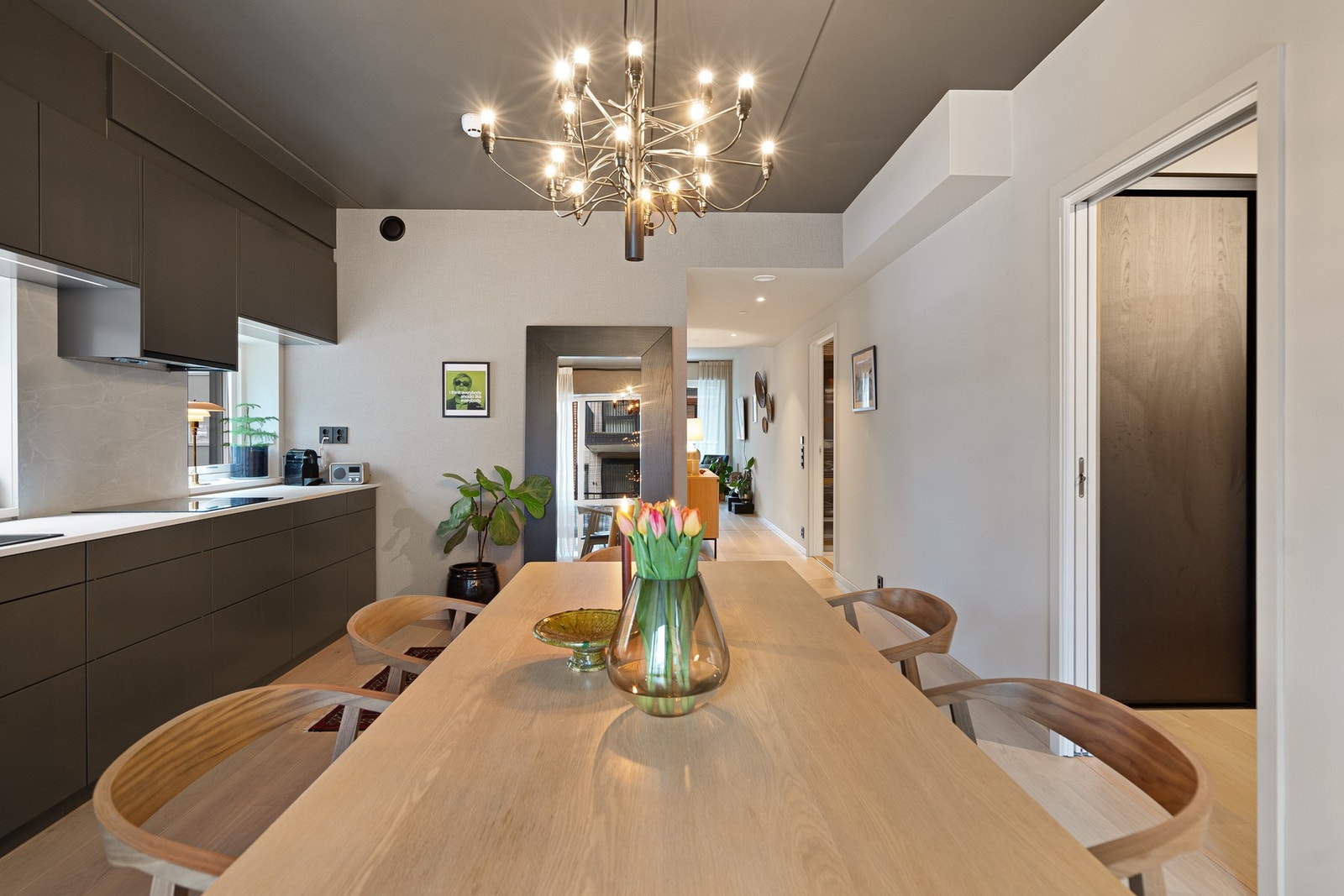 Kjøkkenet er åpent mot spiseplassen med god plass til spisebord. Galleribilde