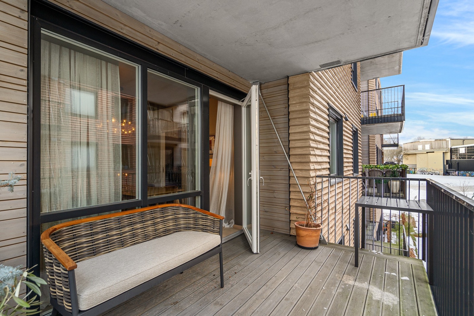 Herfra er det utgang til balkong, som gir en fin forlengelse av rommet og ekstra lys.
Kombinasjonen av kjøkken, spiseplass og balkong danner en sosial og funksjonell sone i boligen. Galleribilde