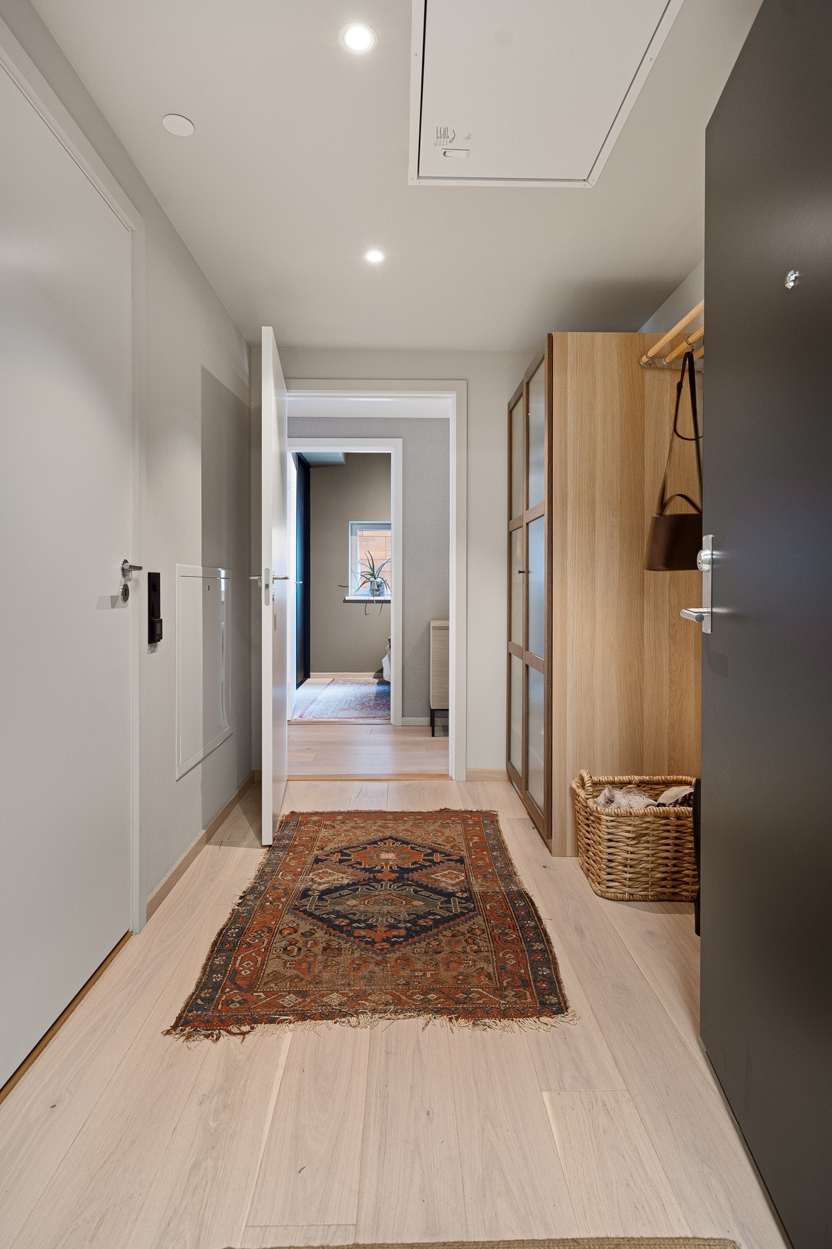 Her er det porttelefon ved inngangsdør og svært gode oppbevaringsmuligheter i en romslig, takhøy garderobeseksjon. Det moderne fargevalget harmonerer godt med resten av leiligheten. Galleribilde