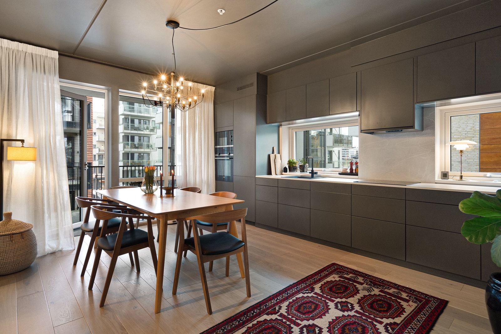 Store vindusflater over benkene slipper inn rikelig med dagslys og skaper en lys og behagelig atmosfære. Galleribilde