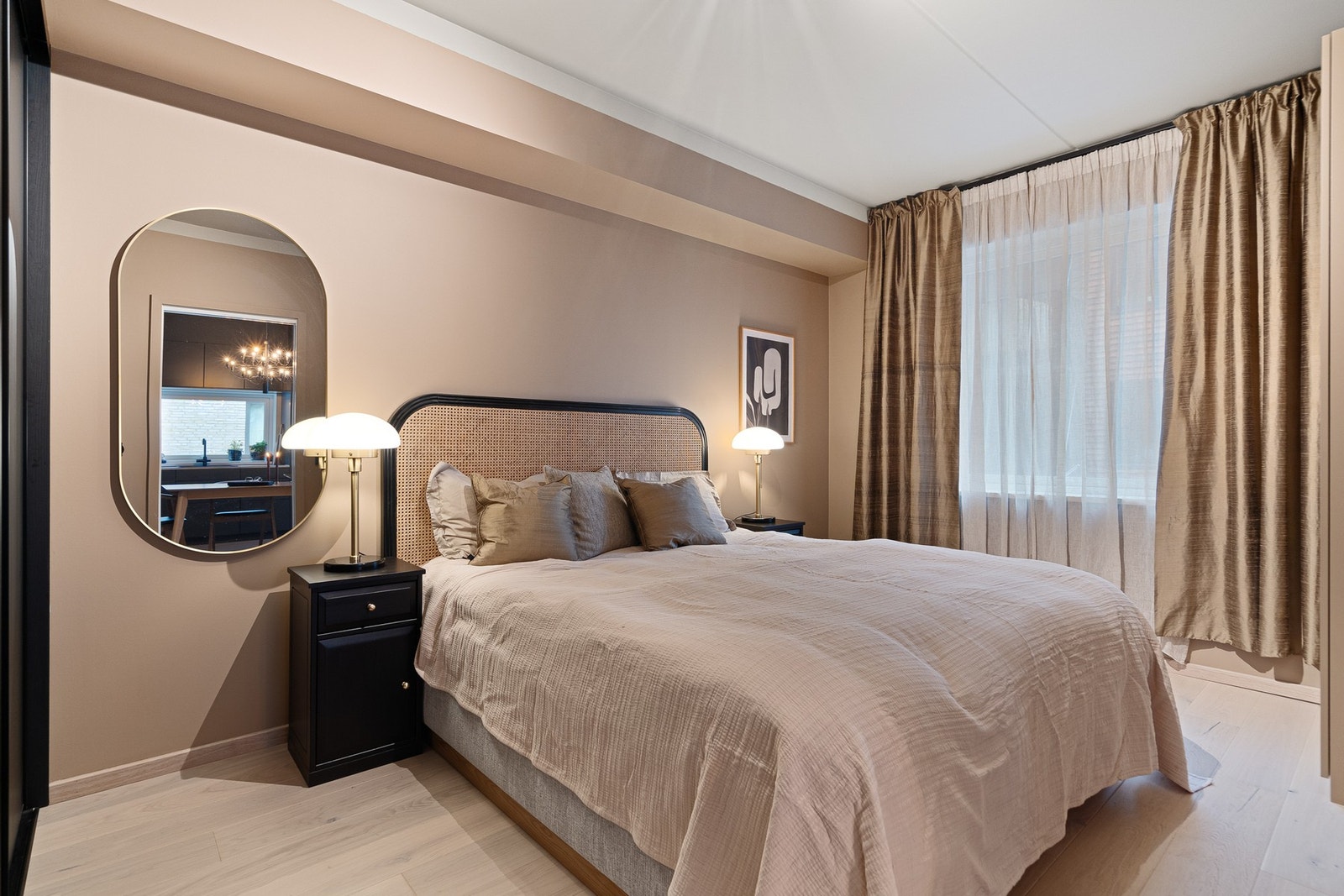 Leiligheten har to lyse og pene soverom, begge med tilhørende garderobeløsninger. Galleribilde