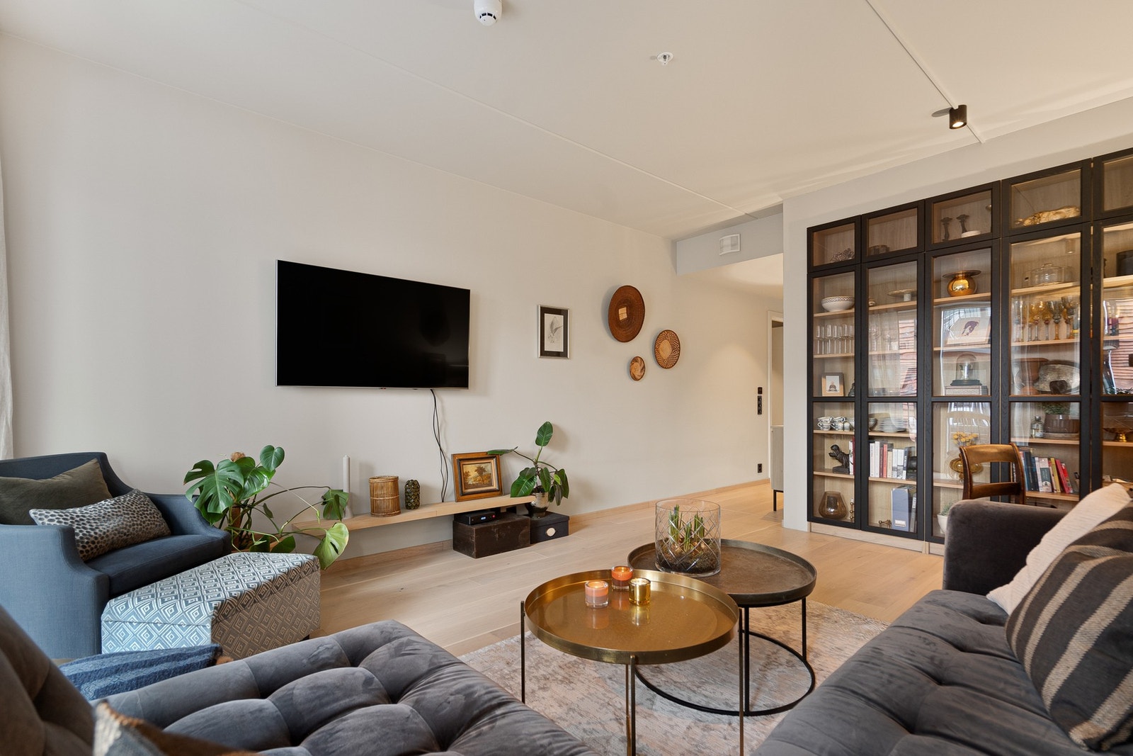 Stuen er romslig og lys, med store vindusflater som slipper inn rikelig med dagslys og gir en behagelig romfølelse. Det er god plass til både sofagruppe og lenestoler, og rommet oppleves som åpent og lett å møblere. Galleribilde