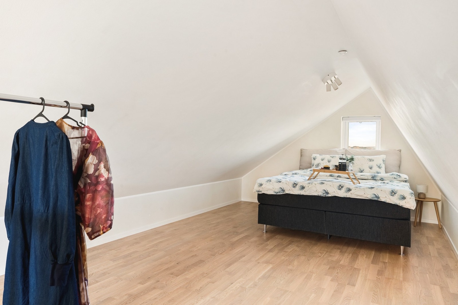 Her er det god plass til å møblere med diverse møbler, som for eksempel en sofakrok, hjemmekontor og slikt. Galleribilde