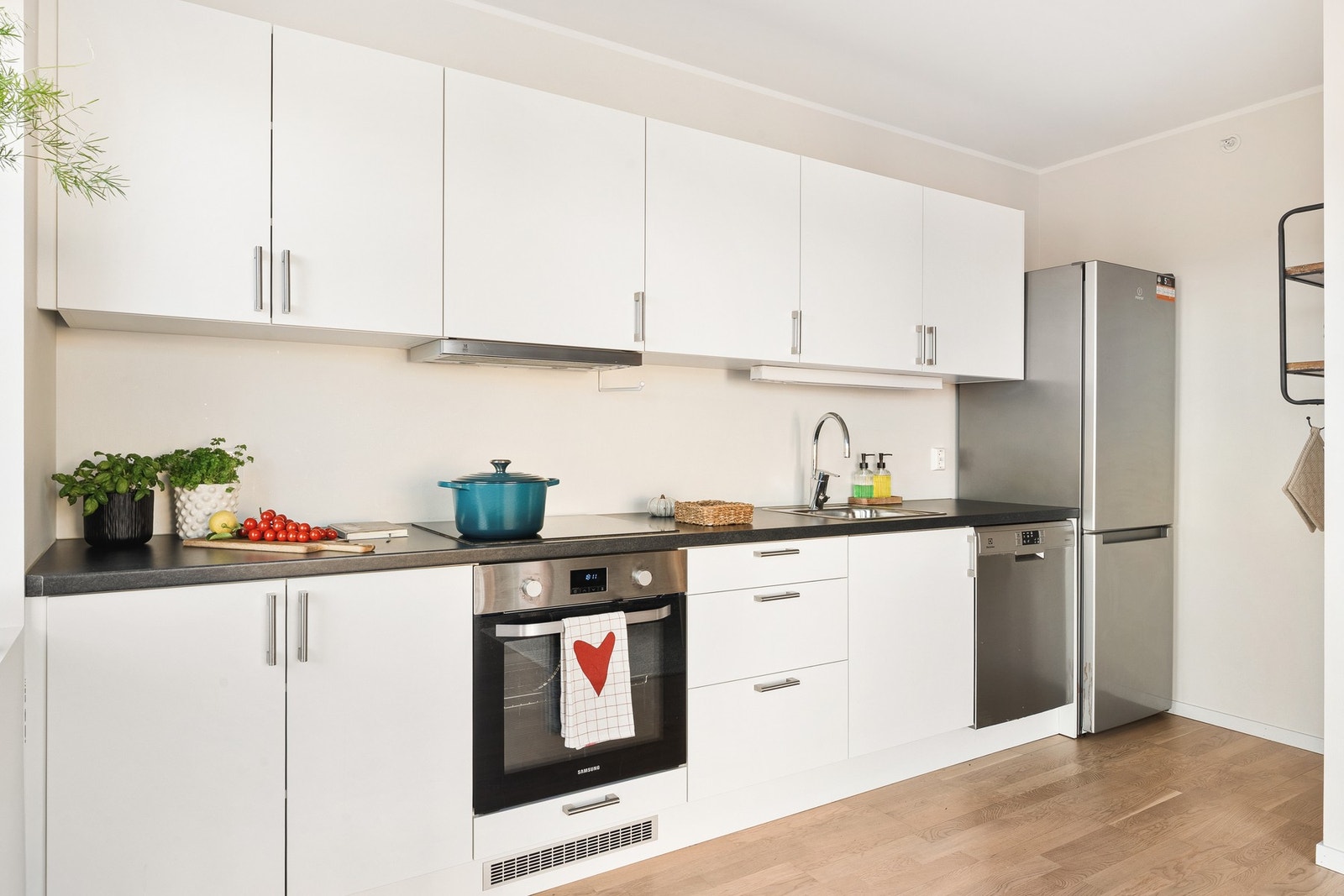 Kjøkkenet er utstyrt med følgende integrerte hvitevarer: Stekeovn, platetopp, ventilator, oppvaskmaskin og kjøleskap med frysedel. Galleribilde