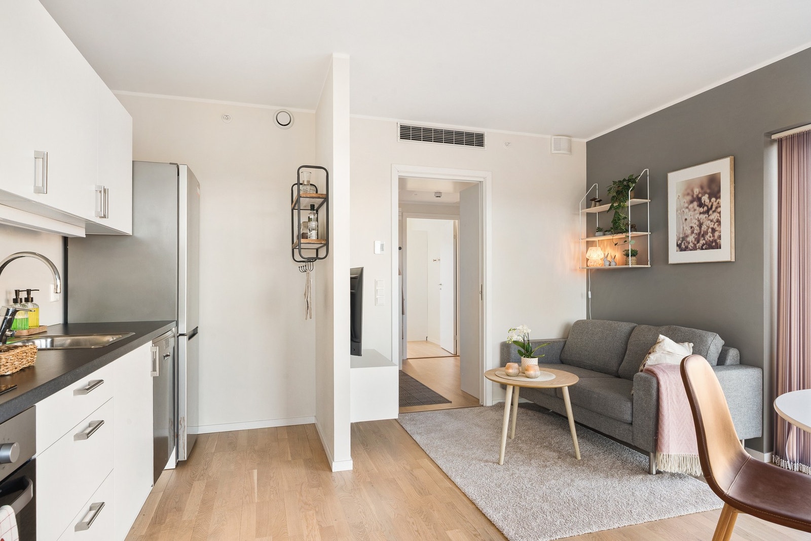 Stuen er en del av en åpen stue- og kjøkkenløsning som måles til 16,1 kvm. Galleribilde