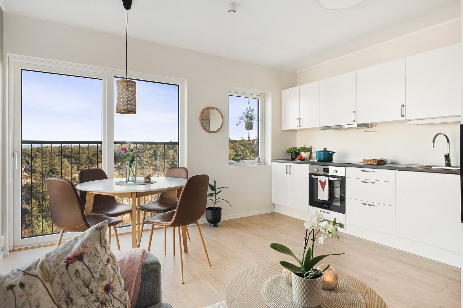 Her kan man møblere med en sofagruppe og spisebord. Galleribilde