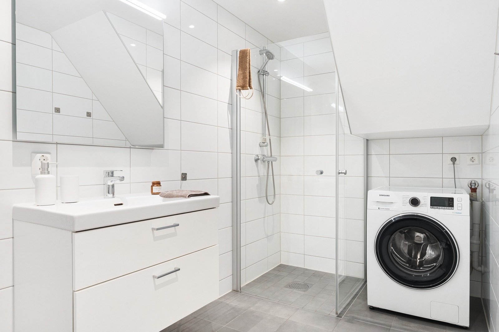 Badet måles til 5,4 kvm. og er helfliset med innfelte downlights i himling. Galleribilde