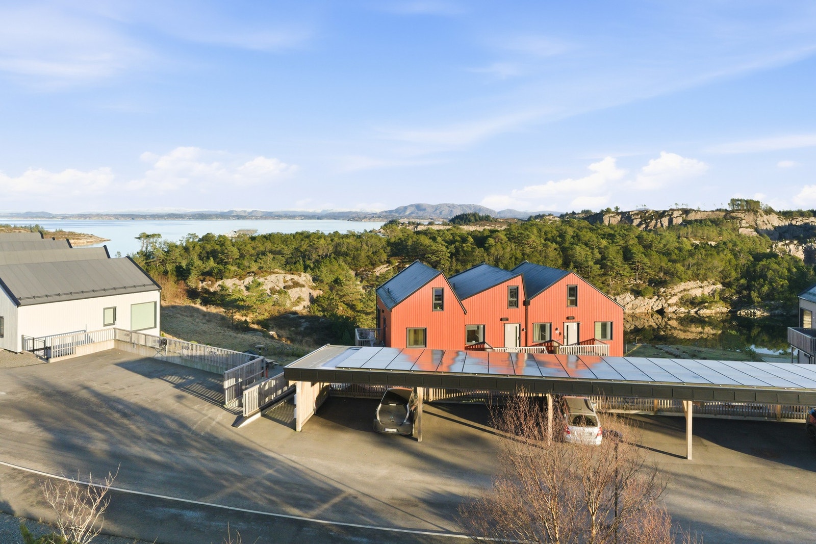 Sameiets uteområde, utebord og benker kan brukes til felles eller private grill tilstellninger og andre sosiale sammenkomster. Galleribilde
