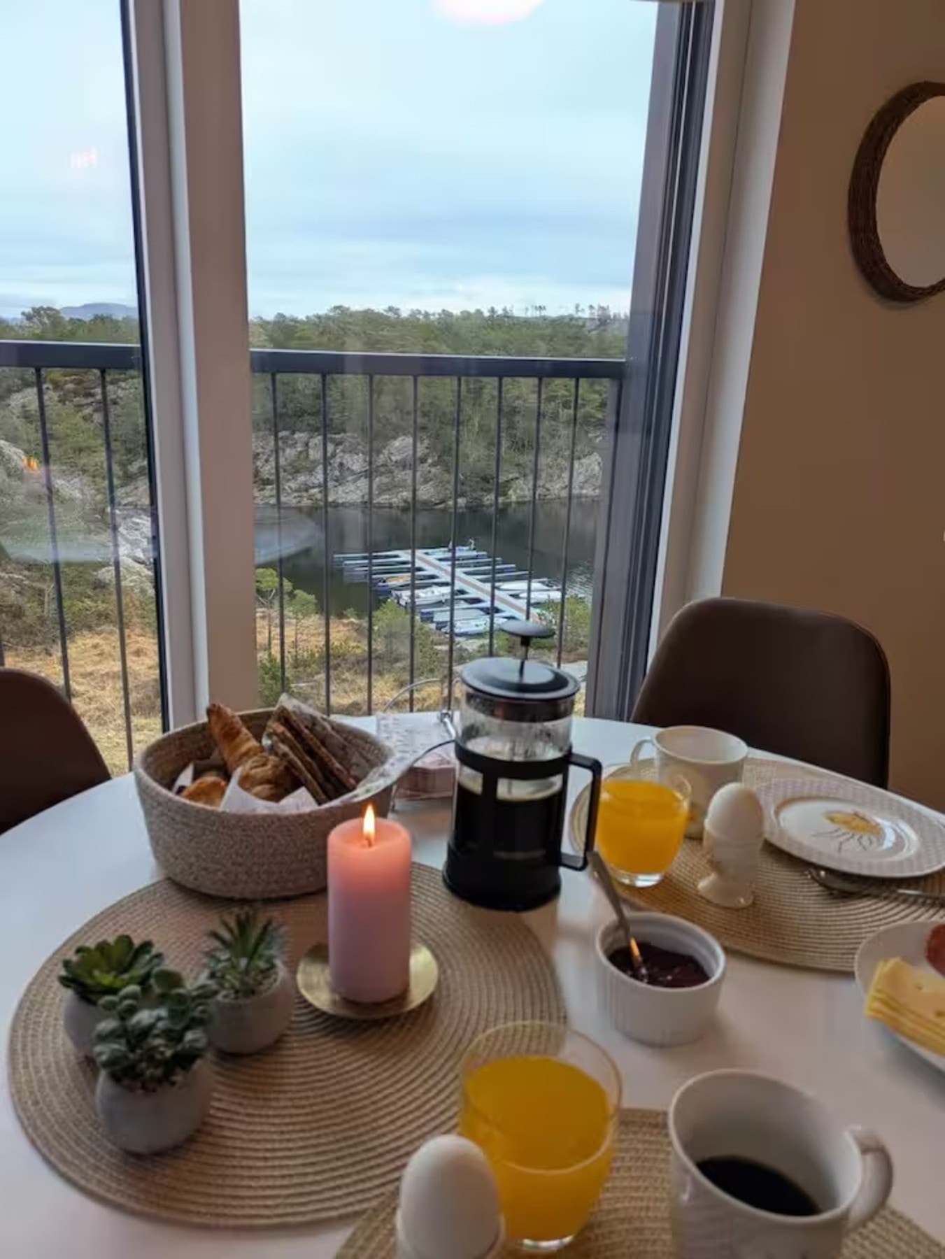 Fra stuebordet kan man se ned til sjøen og båtplassen. Galleribilde